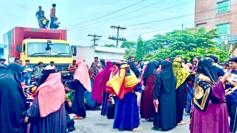 শ্রমিকদের বেতনভাতা বৃদ্ধির দাবিতে ঢাকা-চট্টগ্রাম মহাসড়ক অবরোধ
